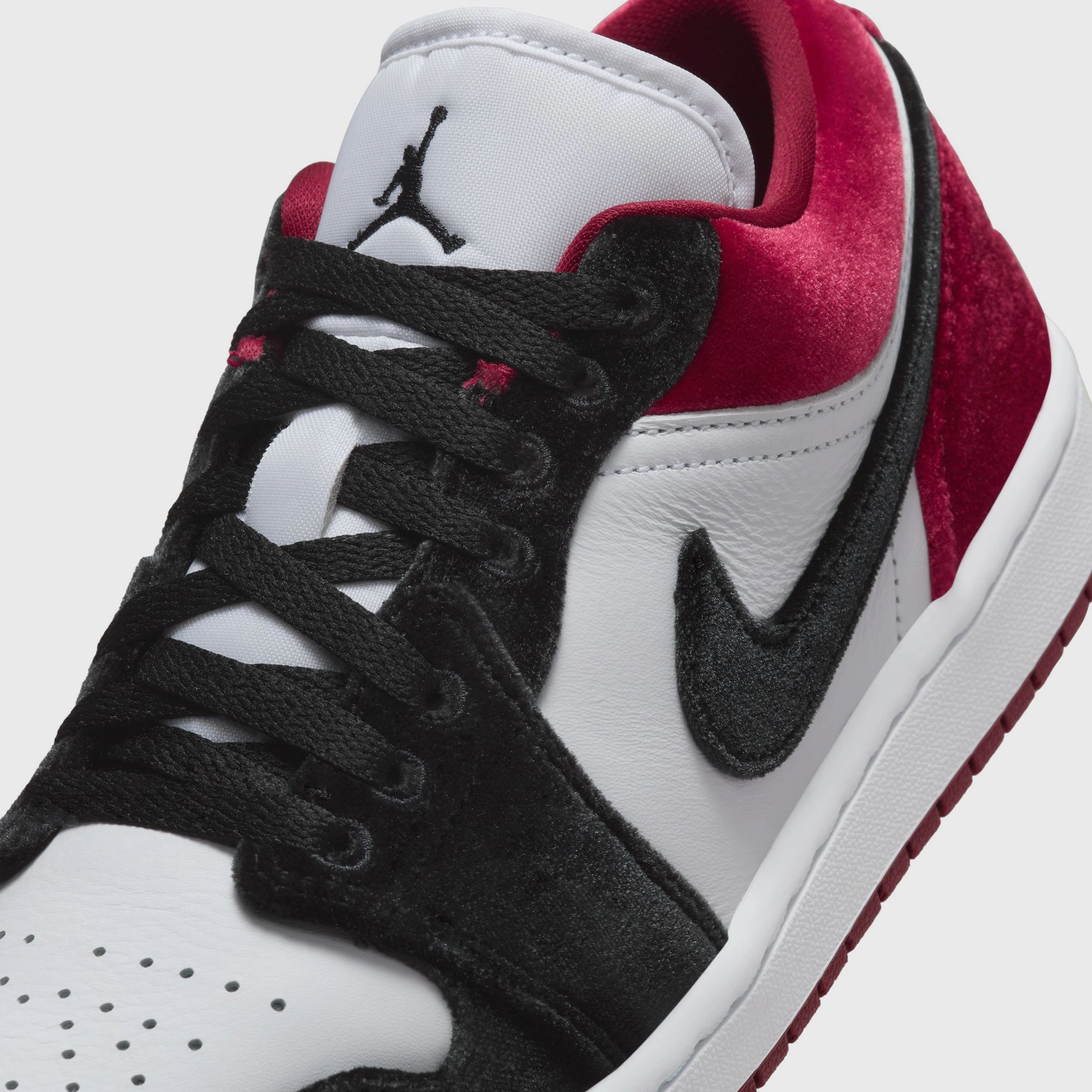 Jordan Women's 1 Low SE Black / White - Team Red