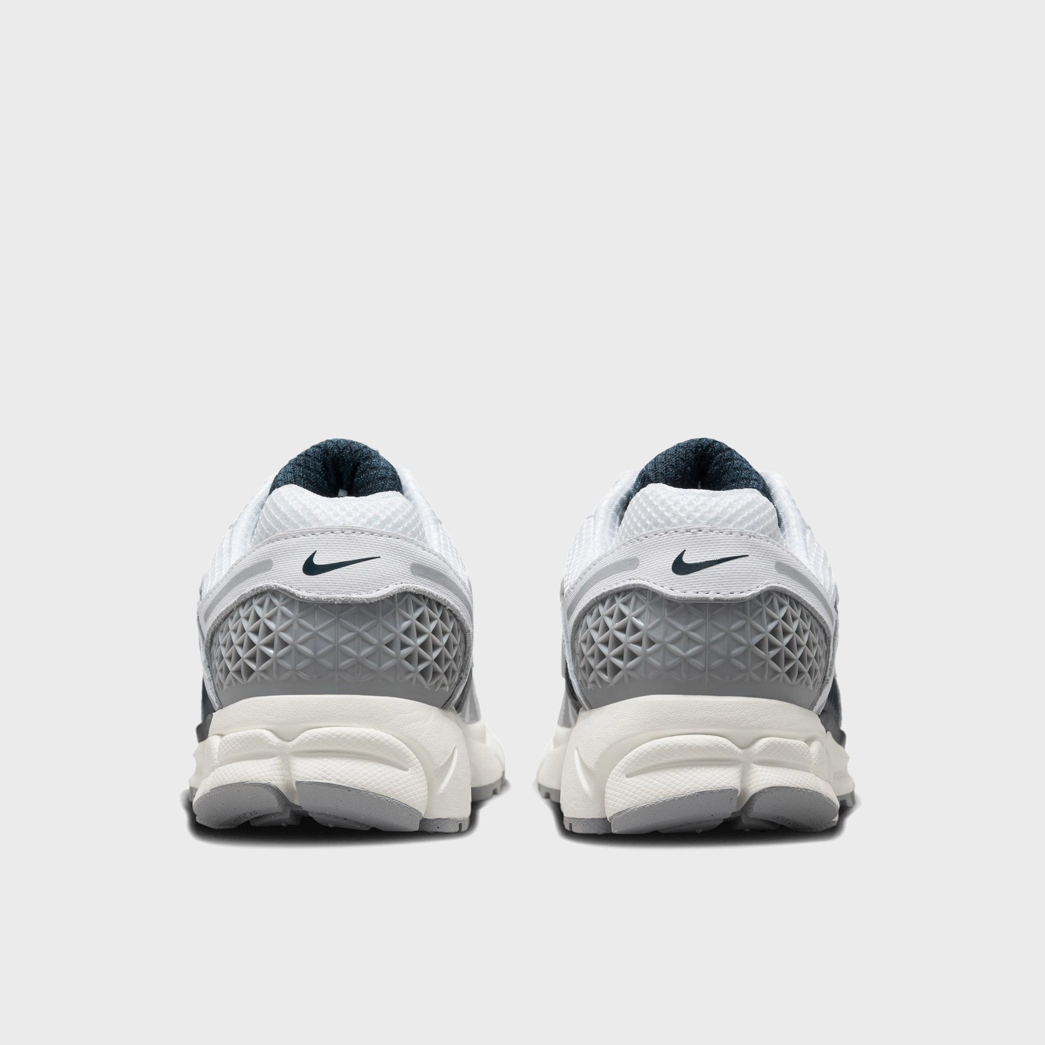Nike Women's Zoom Vomero 5 White / Metallic Silver - Armory Navy